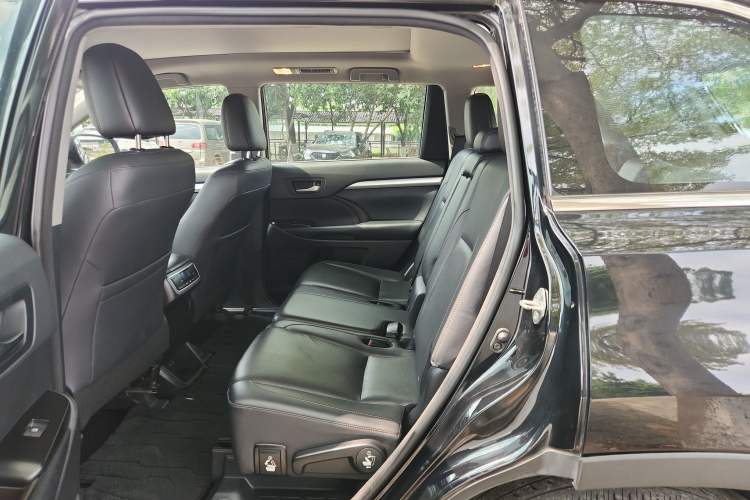 Used Toyota Highlander 2018 2.0T Two-Wheel-Drive Luxury Edition 7 Seats Emission Standard China V
