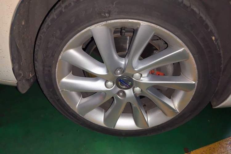 Used Volvo S60 2016 S60L T4 Zhiyuan Edition Right Front Wheel Hub