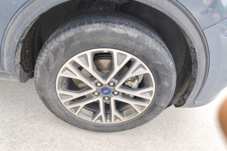 Used Ford Escape 2020 EcoBoost 245 Two-Wheel-Drive Titanium Edition Right Front Wheel Hub