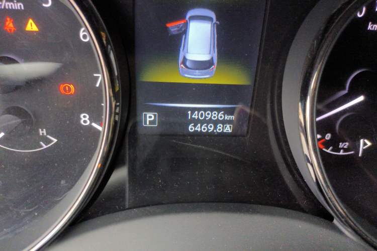 Used Nissan X-Trail 2015 2.0L CVT Comfort MAX Edition 2WD Odometer Close Up