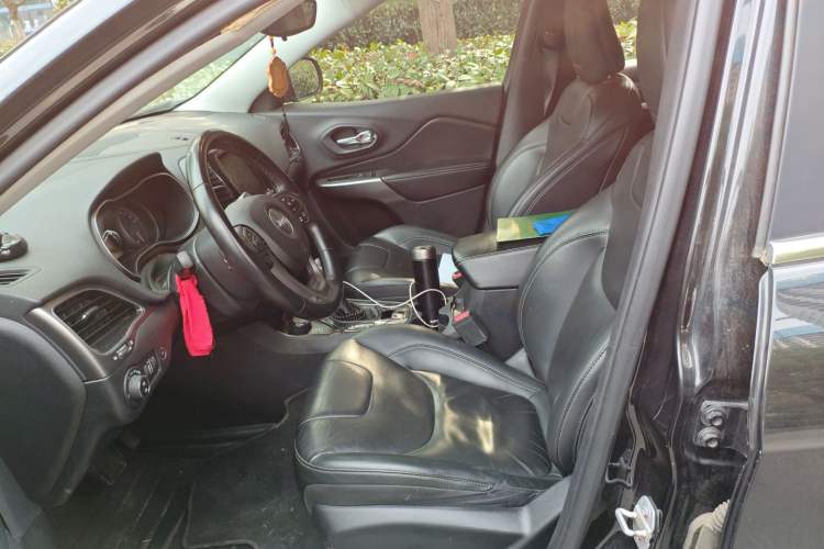 Used Jeep Cherokee 2019 2.0T Four-Wheel Drive Explorer Edition China V