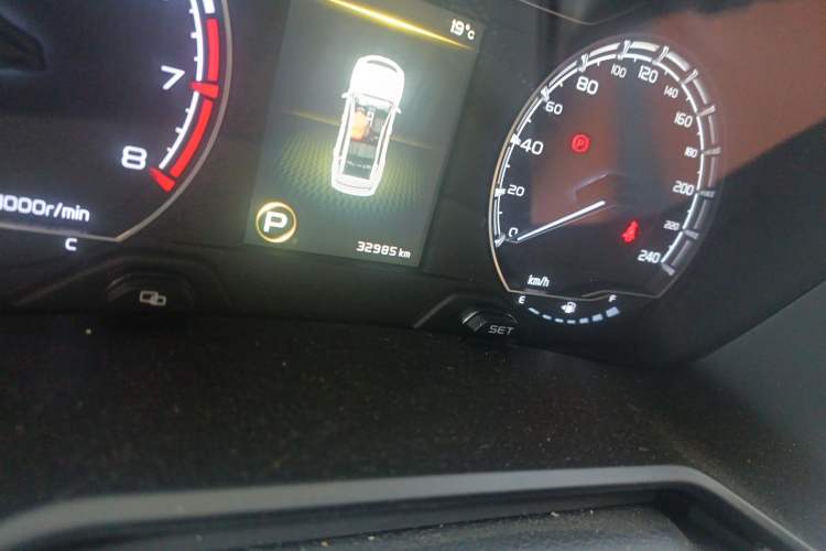 Used Geely Auto Vision X6 2020 1.4T CVT Luxury Edition Odometer Close Up