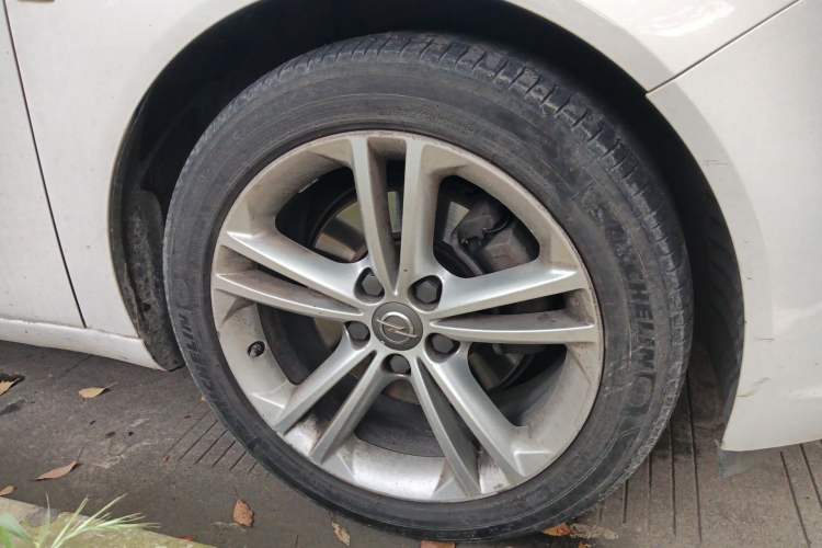 Used Opel Insignia 2013 2.0T Two-Wheel-Drive Luxury Version Right Front Wheel Hub