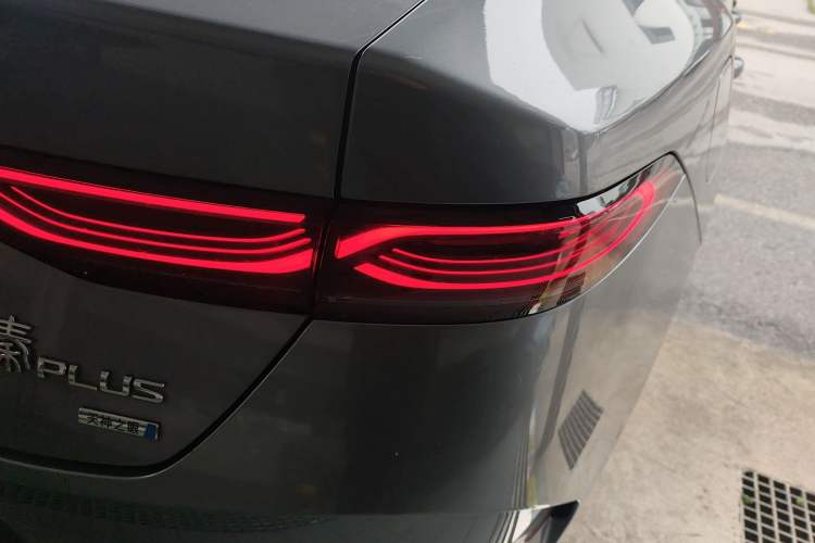 Used BYD Qin PLUS 2025 EV Smart Drive Edition 510KM Leading Model Right Rear Taillight