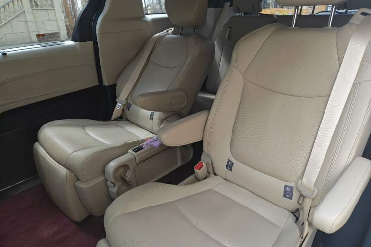 Used Toyota SIENNA 2023 2.5L Hybrid Deluxe Edition
