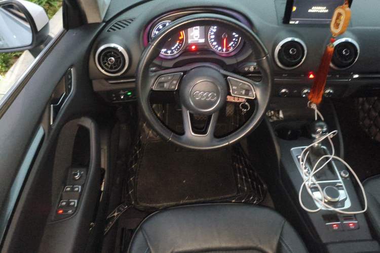 Used Audi A3 2017 Limousine 35 TFSI Fashion Model Steering Wheel