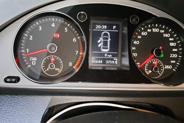 Used Volkswagen Magotan 2015 1.8TSI Advanced Model Odometer Close Up