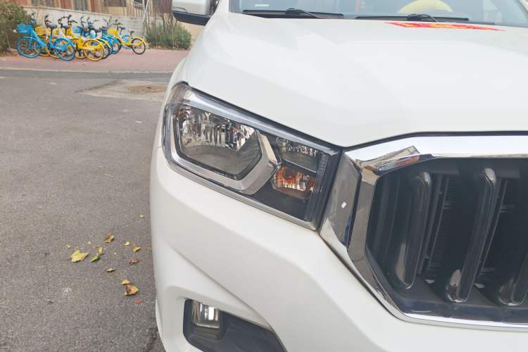 Used SAIC MAXUS T60 2017 2.4L Gasoline Manual Transmission Two-Wheel Drive High Ground Clearance Comfort Edition Standard Cabin
