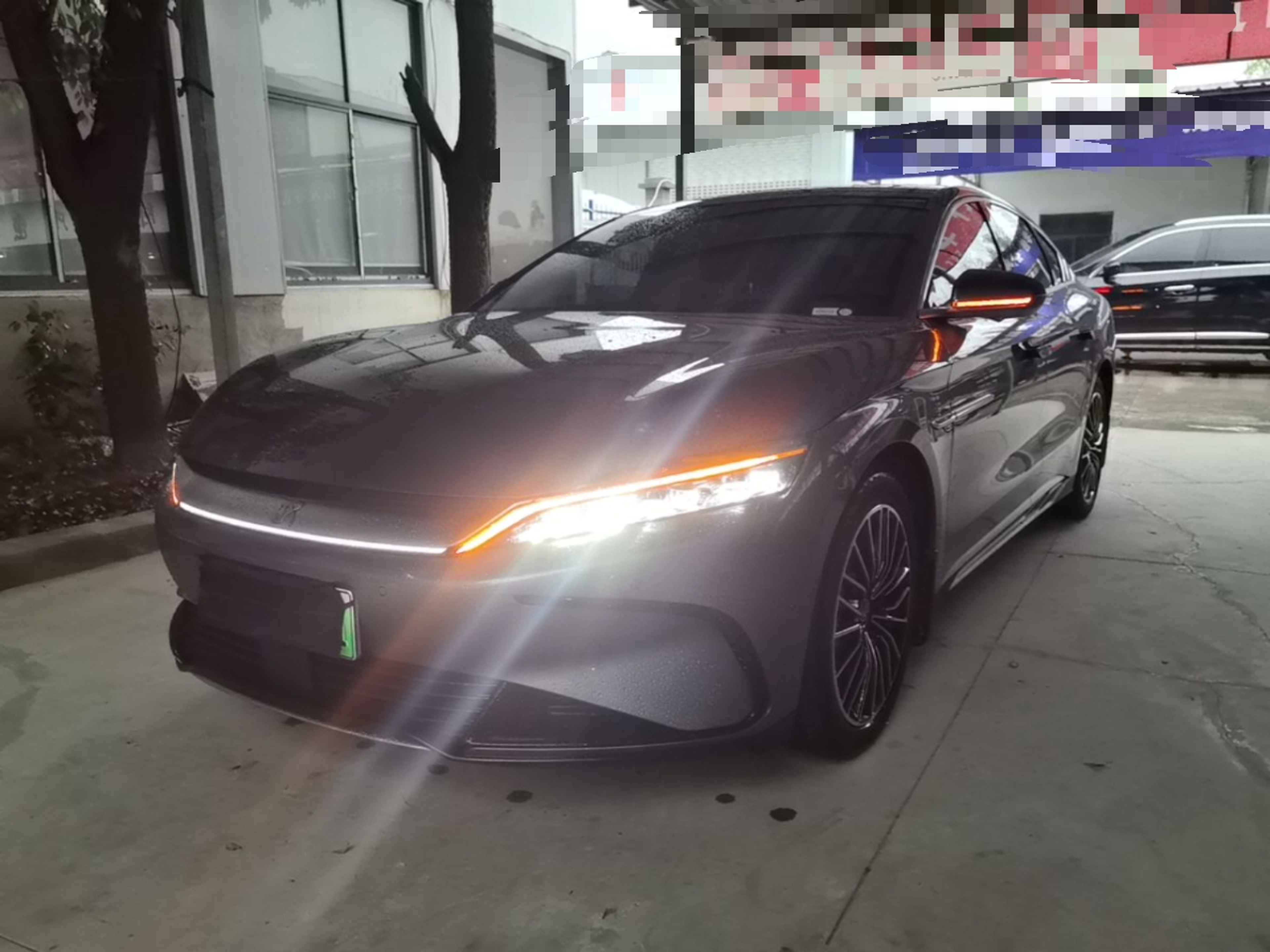 Под передней частью автомобиля