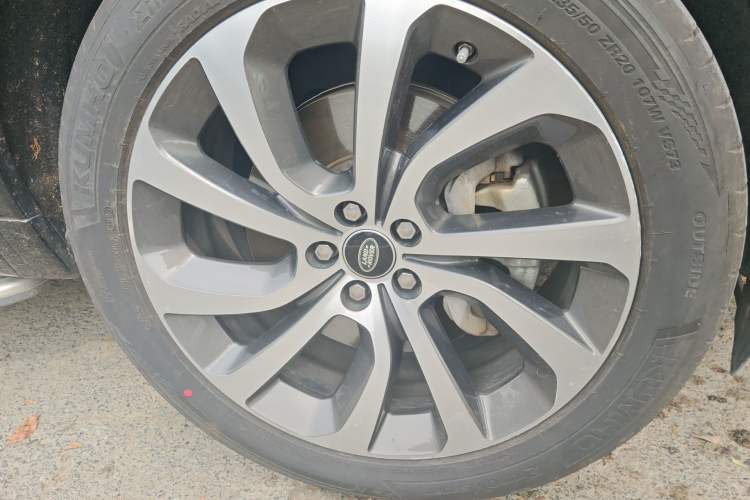 Used Land Rover Discovery Sport 2020 249 PS R-Dynamic Performance Tech Edition 7 Seats Right Front Wheel Hub