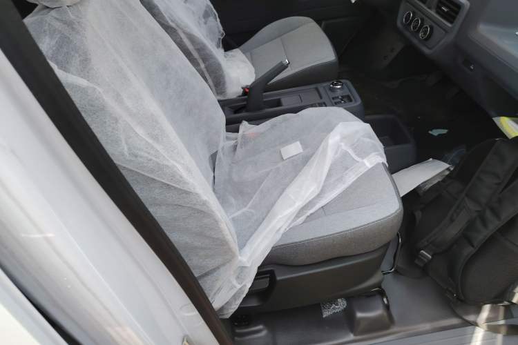 Used Wuling Yangguang 2024 300KM Comfort Version Passenger Van 75kW