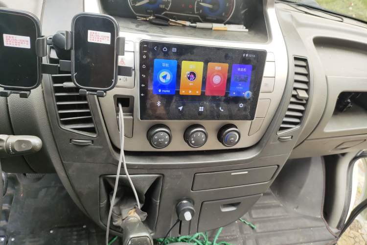 Used SAIC MAXUS Xintu V80 2014 2.5T Aotuntong Short Wheelbase Mid-Roof Model
