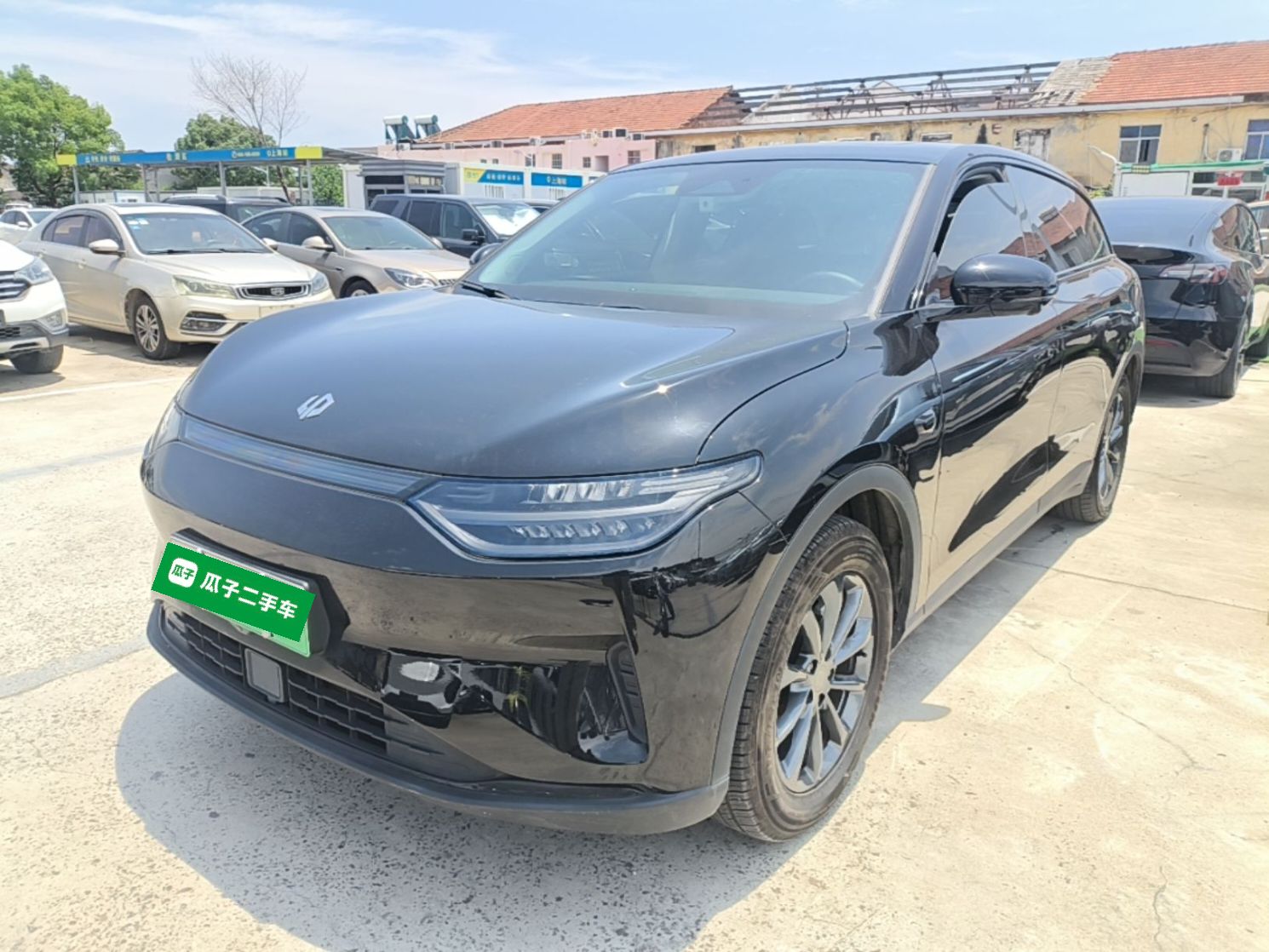 Под передней частью автомобиля