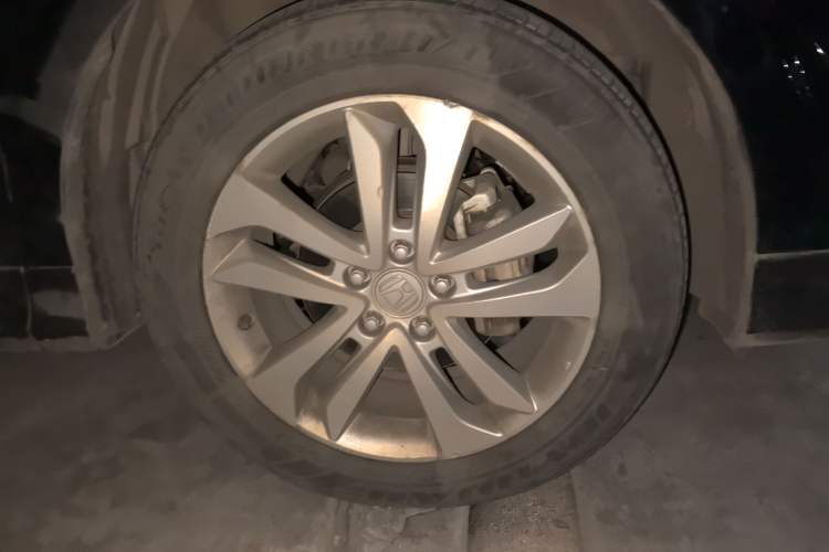 Used Honda Crosstour 2014 2.4L Luxury Edition Right Front Wheel Hub