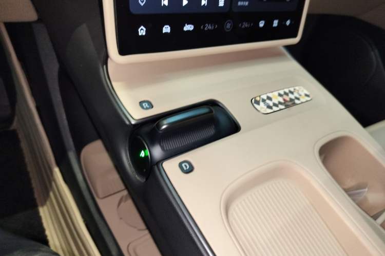 Used Nio ET5 2024 75 kWh Gear Lever