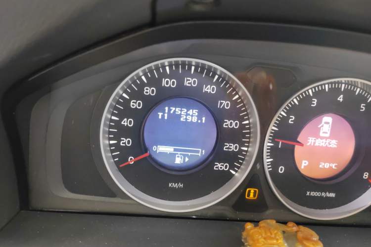 Used Volvo S60 2011 2.0T Comfort Edition Odometer Close Up