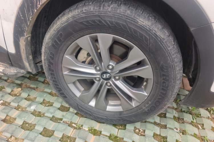 Used Hyundai Santa Fe 2015 2.0T Automatic All-Wheel Drive Smart Version 5 Seats Right Front Wheel Hub