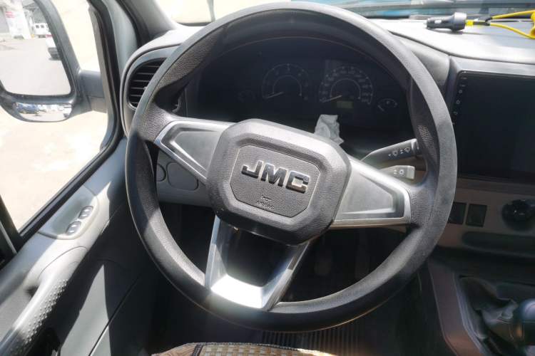 Used JMC Transit 2019 2.8T Commercial Version Long Wheelbase Mid-Roof 6-Seater Rear Single Tire China VI Emission Standard – JX493 Steering Wheel