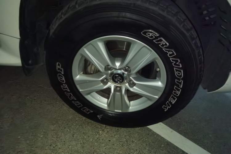 Used Toyota Land Cruiser 2018 4.0 GX-R Eight Cylinders No Winch Outboard Mount Middle East Right Front Wheel Hub