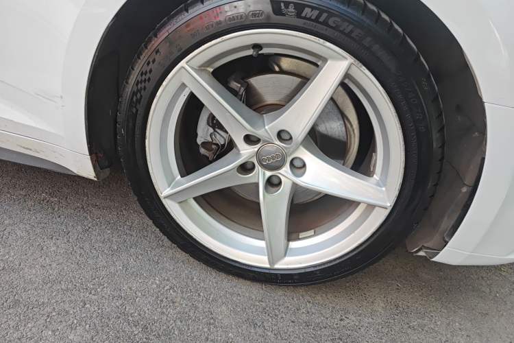 Used Audi A5 2019 Sportback 40 TFSI Fashion Model Right Front Wheel Hub