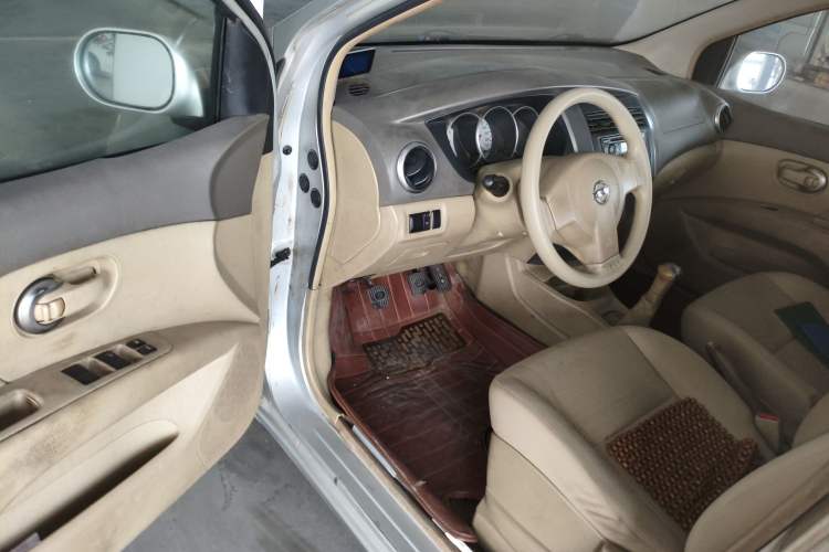 Used Nissan Livina 2010 Jingyue Edition 1.6L Manual All-Around Model Driver Seat