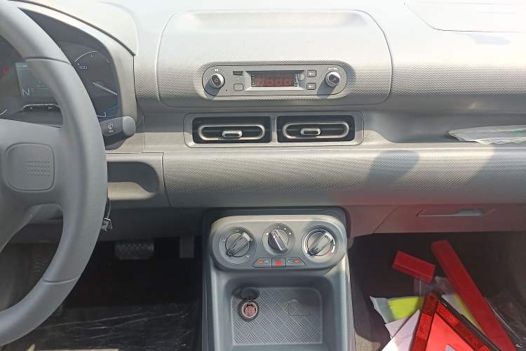 Used Wuling Hongguang New Energy 2024 All-Electric Model 300KM Practical Version Audio And AC Panel