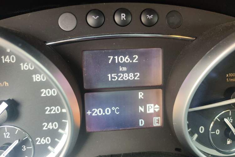 Used Mercedes-Benz R-Class 2014 R 320 4MATIC Business Model Odometer Close Up