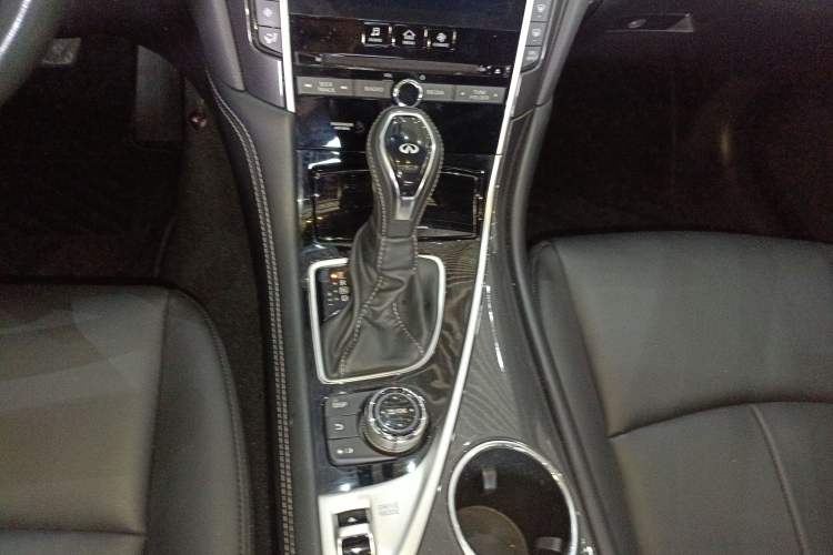 Used Infiniti Q50L 2018 2.0T Comfort Edition China VI Standard Gear Lever