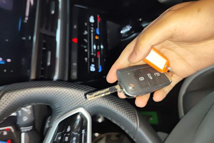 Used Volkswagen T-ROC 2023 300TSI DSG Two-Wheel-Drive Chen Guang Edition
