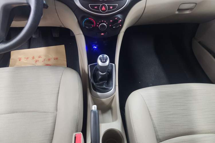 Used Hyundai Verna (older generation) 2016 1.4L Manual Smart GLS Trim Gear Lever