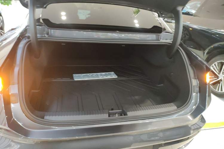 Used Lynk & Co Z10 2025 95 kWh 766 km Range Rear-Wheel Drive Max