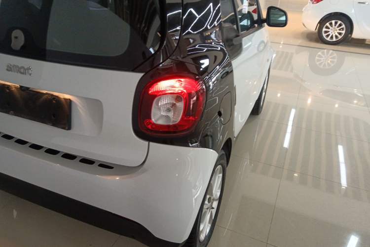 Used smart fortwo 2015 1.0L 52 kW hardtop Dynamic version
