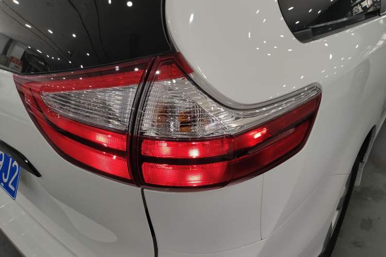 Used Toyota Sienna 2017 3.5L 2WD SE 7-Seater Canadian Version