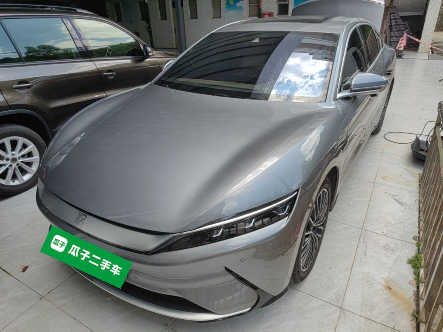 Unter der Vorderseite des Autos