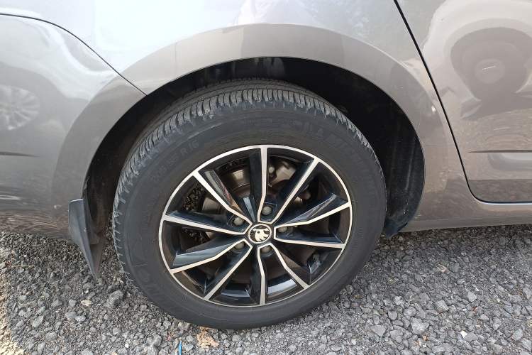 Used Skoda Octavia 2017 1.6L Automatic Smart Drive Edition Right Rear Wheel Hub