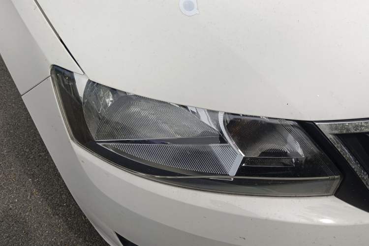 Used Skoda Rapid Spaceback 2014 1.6L Automatic Enjoyment Edition Right Front Headlight