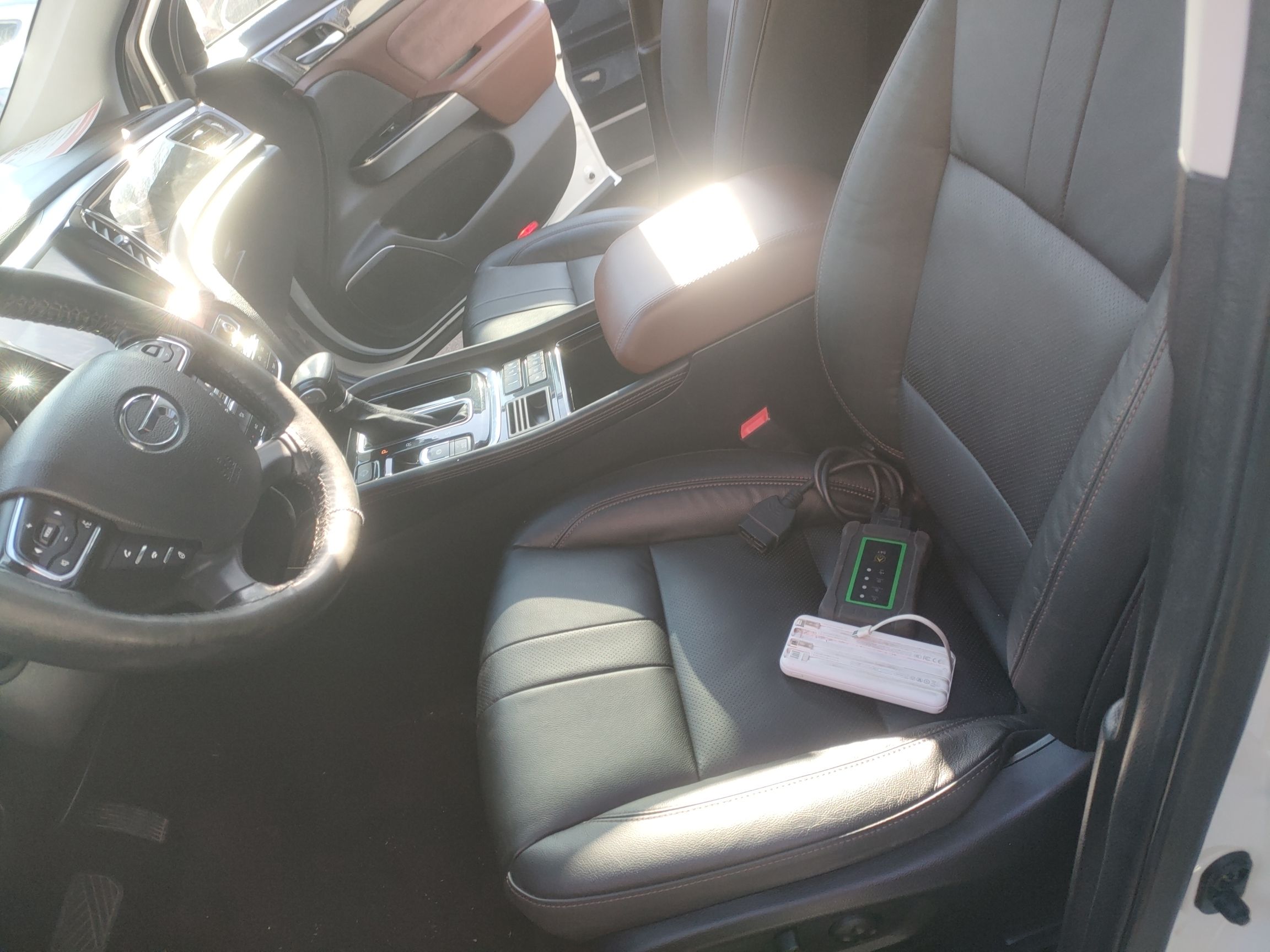 المقاعد الأمامية داخل السيارة