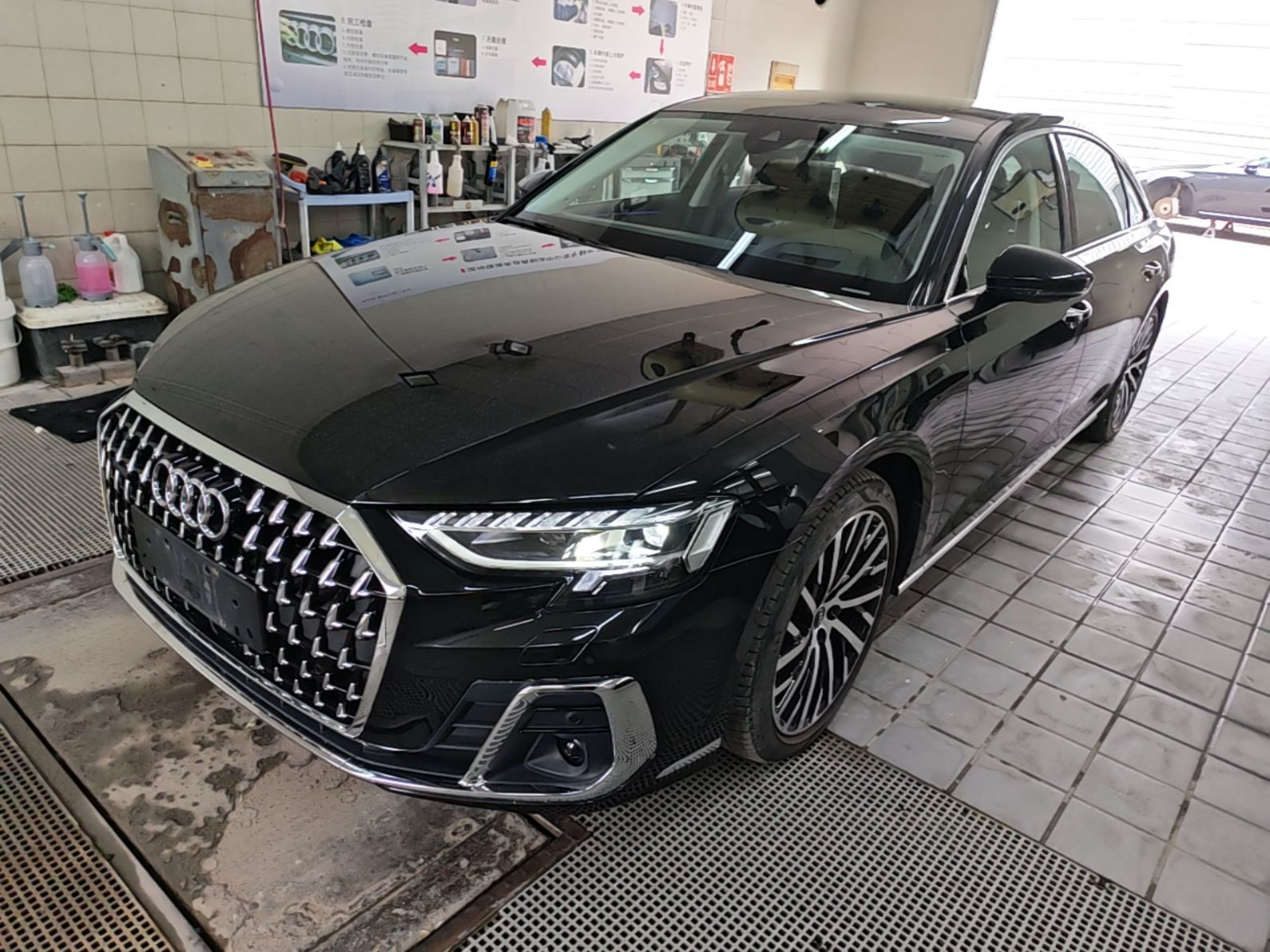 تحت مقدمة السيارة