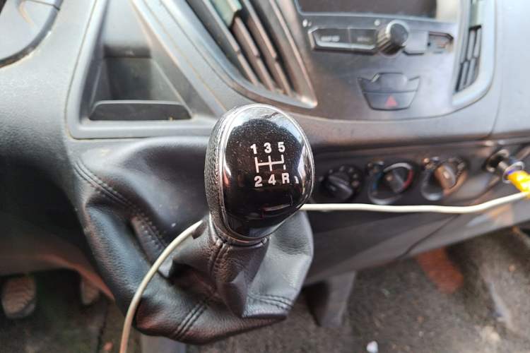 Used Ford Transit 2017 2.0T Diesel Multi-Purpose Commercial Vehicle Short Wheelbase Low Roof China V Standard