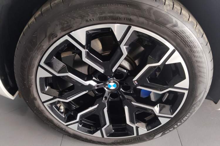 Used BMW X3 2025 xDrive30L Luxury Edition M Sport Package Left Front Wheel Hub