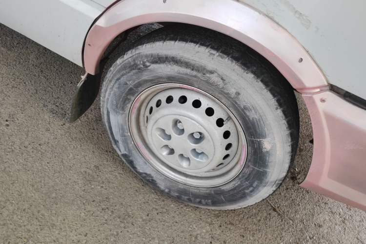 Used Iveco Daily 2017 2.5T A35 Passenger Van 5-7 Seats Model 47Z5 Right Front Wheel Hub