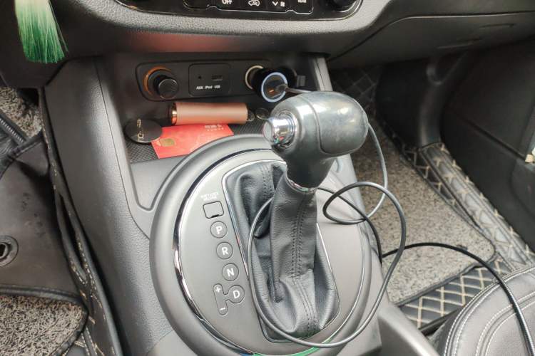 Used Kia Sportage R 2014 2.0L Automatic Two-Wheel Drive GLS Trim Gear Lever