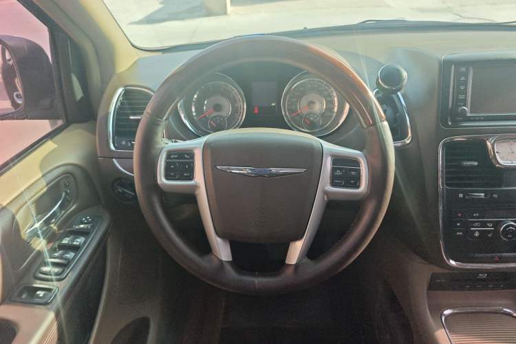 Used Chrysler Grand Voyager 2013 3.6L Luxury Edition Steering Wheel