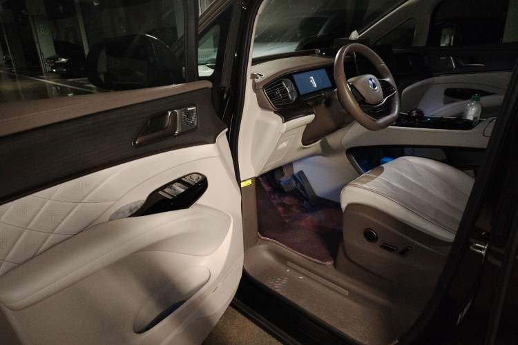 Used Denza D9 2022 DM-i 970 Four-Wheel Drive Prestige Model