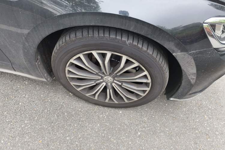 Used Volkswagen Phideon 2018 Revised Version 380TSI Two-Wheel Drive Business Edition Right Front Wheel Hub