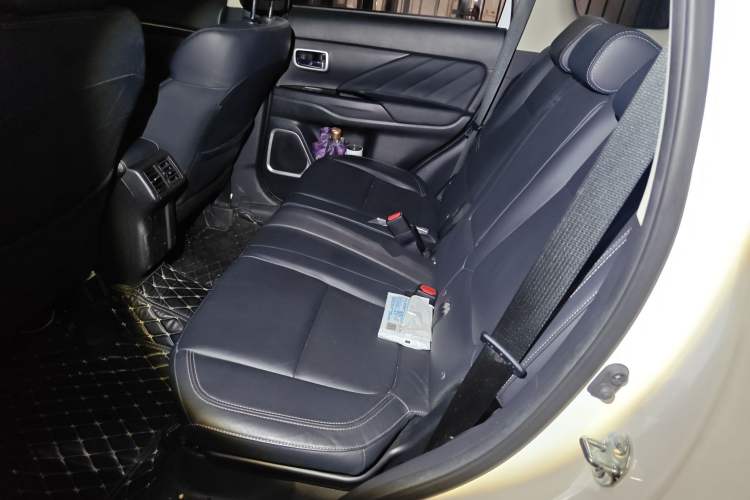 Used Mitsubishi Outlander 2019 2.4L 4x4 Zhi Xiang Edition 5 Seats China V Emission Standard