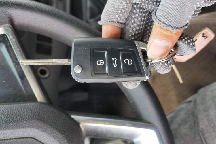 Used JMC Transit 2021 2.8T Space King Taurus Long Wheelbase Mid-Height Roof with Rear Dual Tires 3-Seater Diesel China VI Emission Standard JX493 Vehicle Key