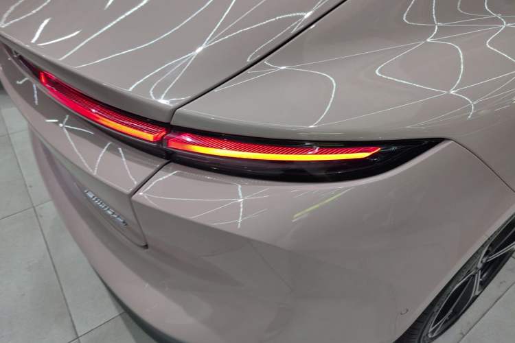 Used Nio ET5 2022 75 kWh Right Rear Taillight