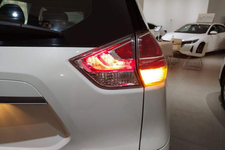 Used Nissan X-Trail 2014 2.0L CVT Comfort Edition 2WD Right Rear Taillight