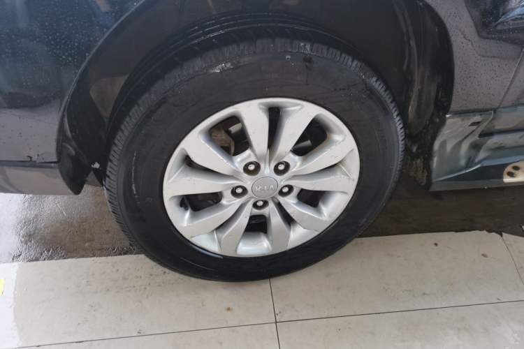Used Kia Sportage 2013 2.0L Manual Two-Wheel Drive GL Trim Left Front Wheel Hub